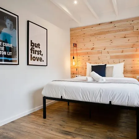 דירה Renovated Two-bedroom Loft Veranda *