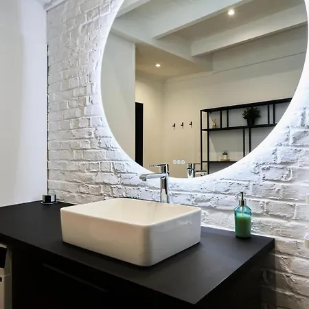 דירה Renovated Two-bedroom Loft Veranda