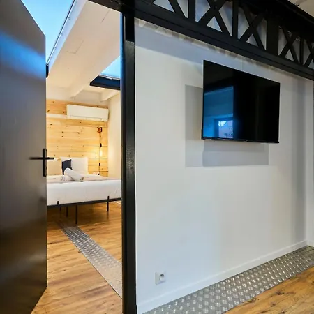 Renovated Two-bedroom Loft Veranda 아파트 *