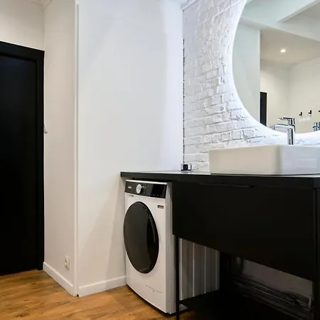 דירה Renovated Two-bedroom Loft Veranda